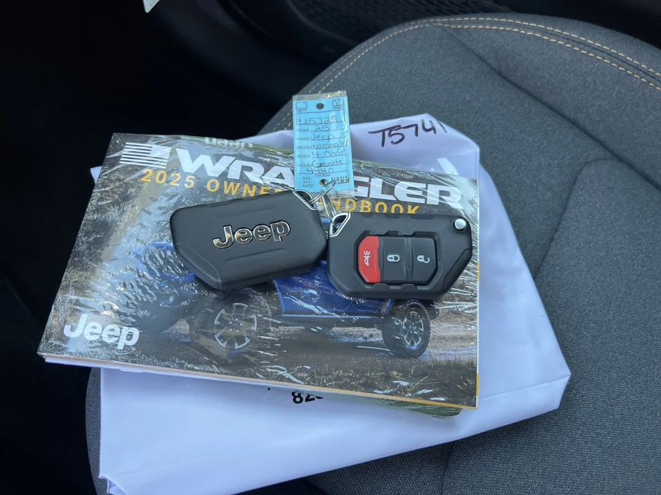 2025 Jeep JL Wrangler - Image 21 of 23