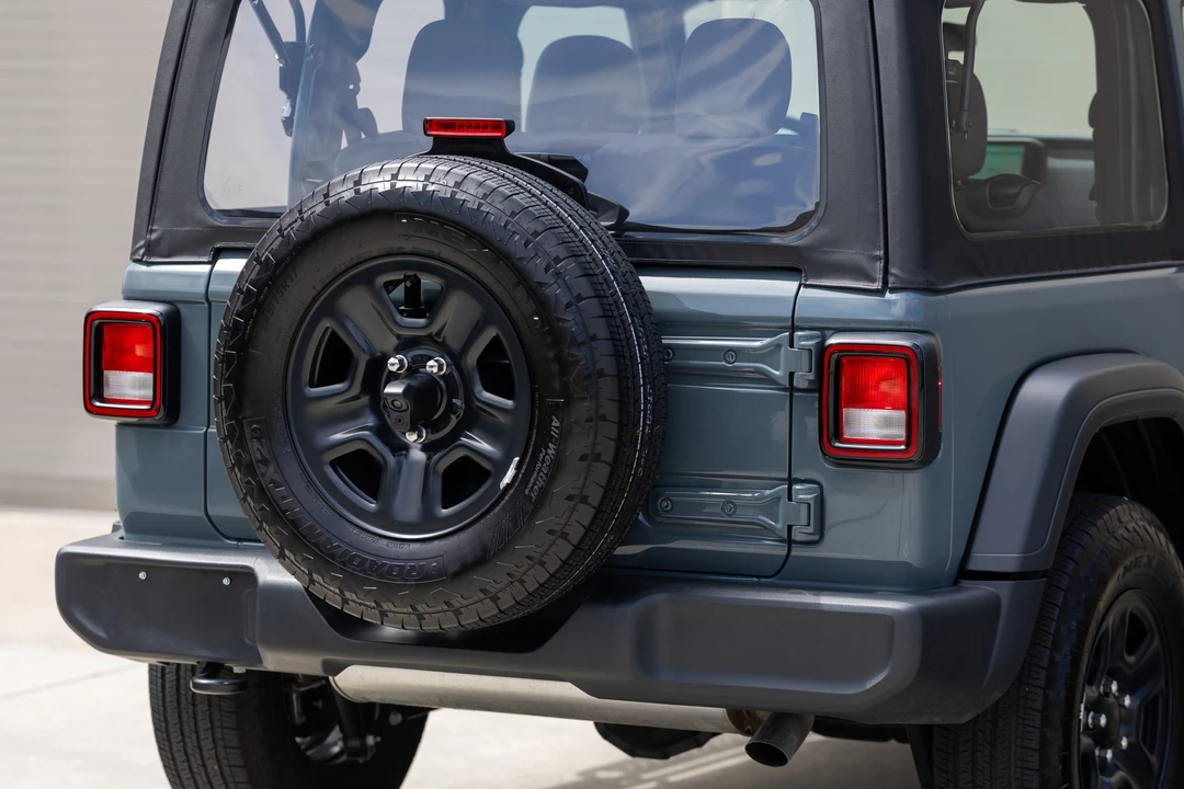 2025 Jeep JL Wrangler - Image 30 of 31