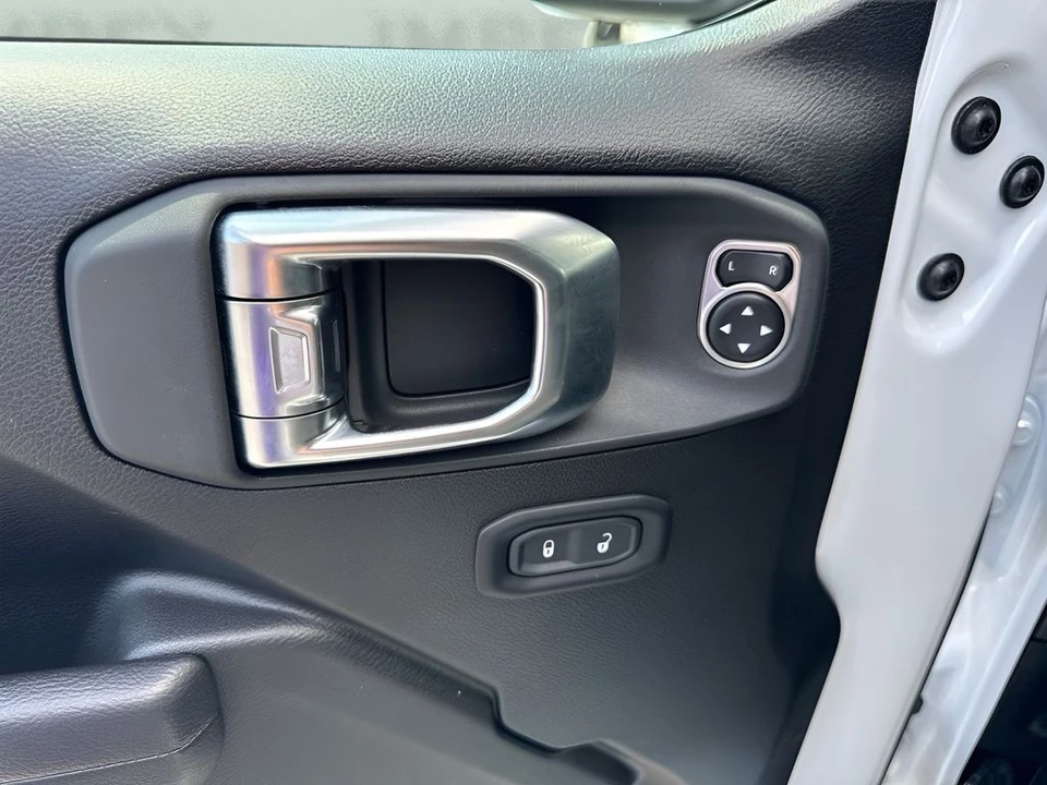 2025 Jeep JL Wrangler - Image 25 of 31