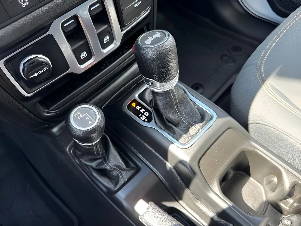 2025 Jeep JL Wrangler - Image 15 of 31
