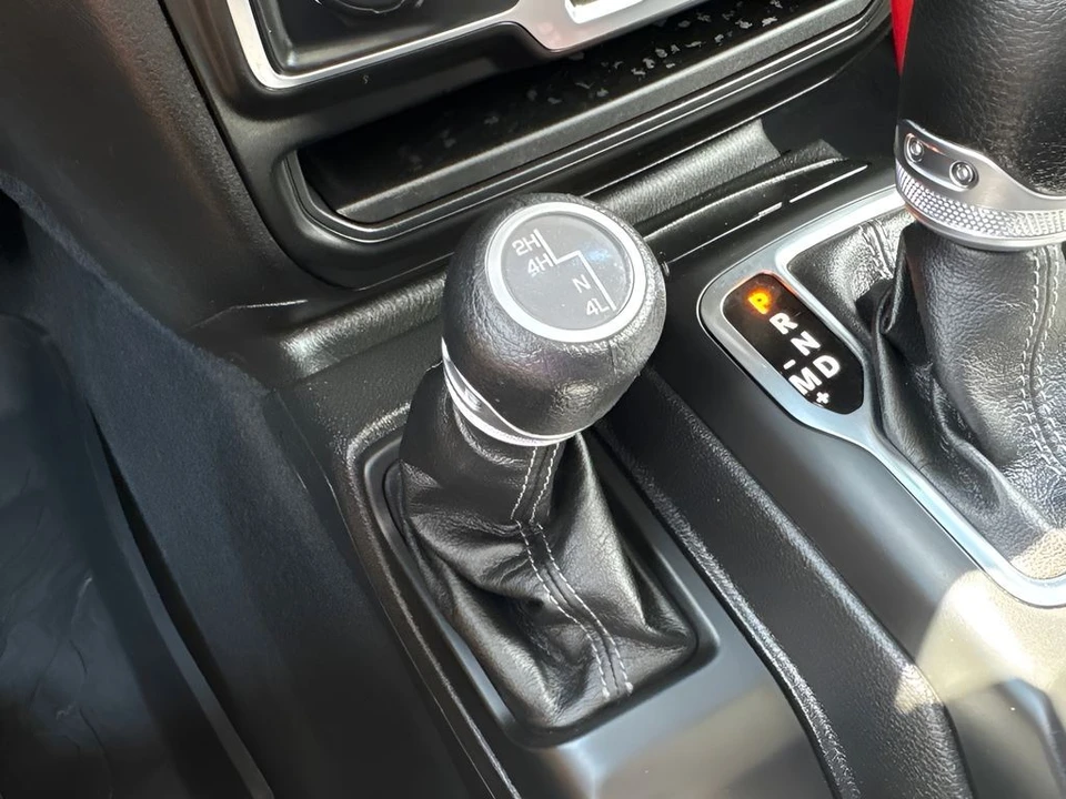 2025 Jeep JL Wrangler - Image 23 of 31