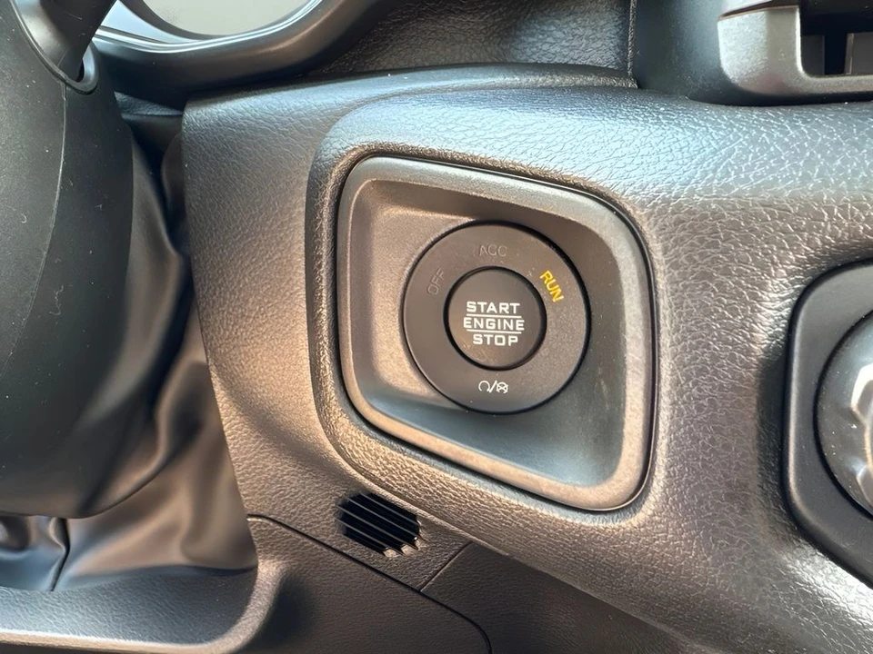 2025 Jeep JL Wrangler - Image 20 of 31