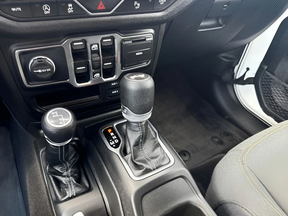 2025 Jeep JL Wrangler - Image 13 of 30