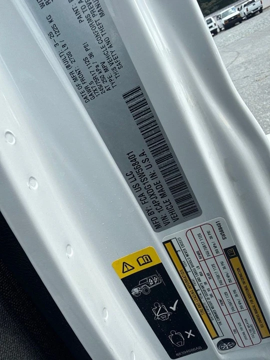 2025 Jeep JL Wrangler - Image 28 of 30