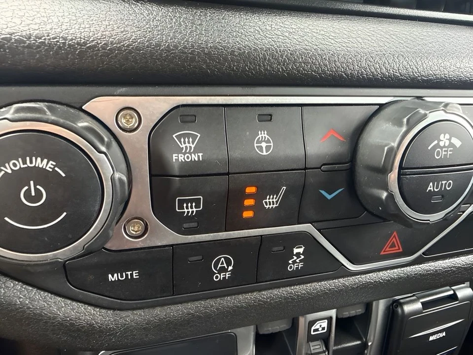 2025 Jeep JL Wrangler - Image 17 of 30