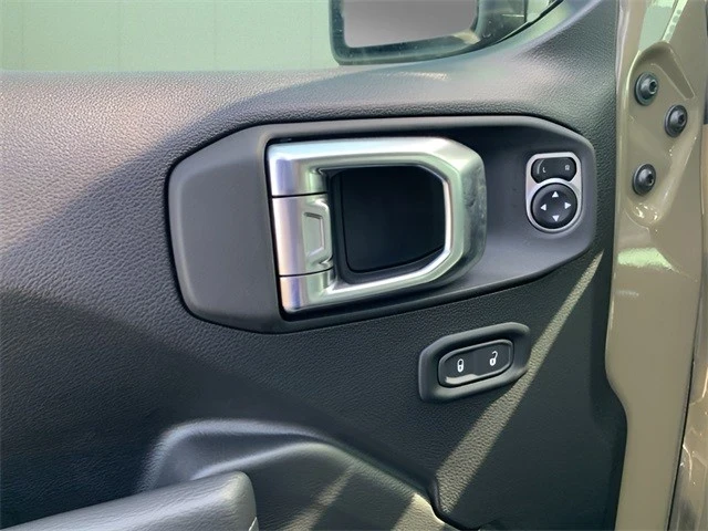 2025 Jeep JL Wrangler - Image 17 of 21