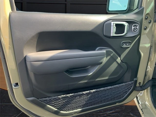 2025 Jeep JL Wrangler - Image 16 of 21