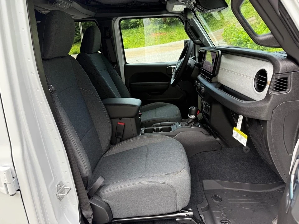 2025 Jeep JL Wrangler - Image 20 of 21