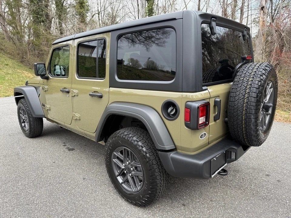 2025 Jeep JL Wrangler - Image 9 of 12