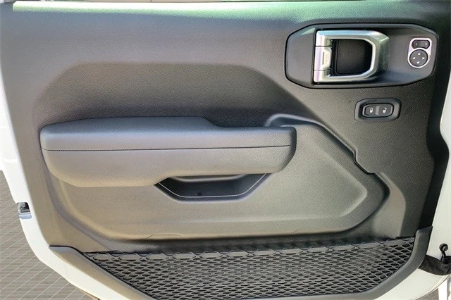 2025 Jeep JL Wrangler - Image 14 of 21