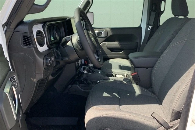 2025 Jeep JL Wrangler - Image 16 of 21