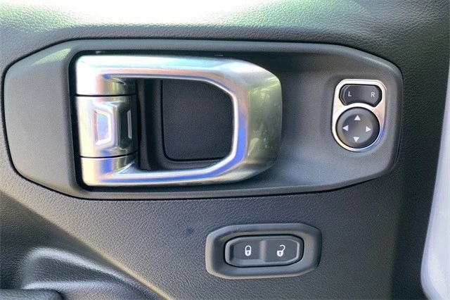 2025 Jeep JL Wrangler - Image 15 of 21
