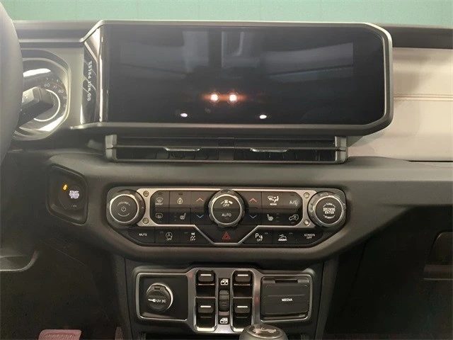 2025 Jeep JL Wrangler - Image 19 of 21