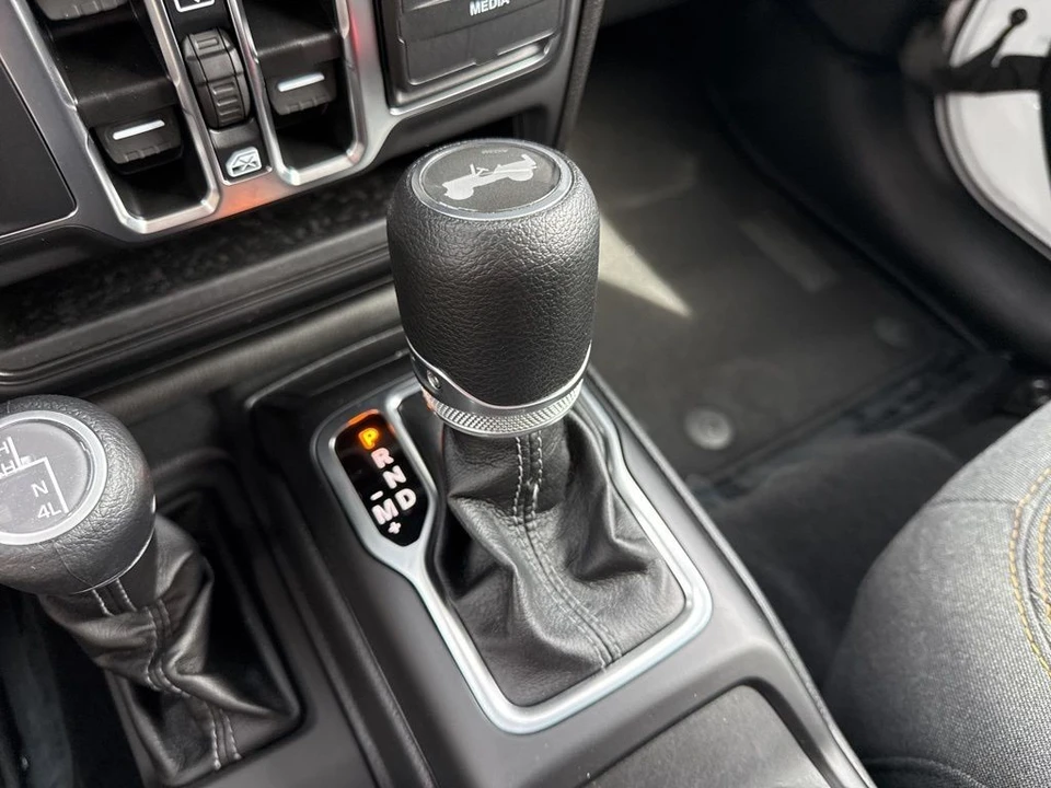 2025 Jeep JL Wrangler - Image 18 of 31