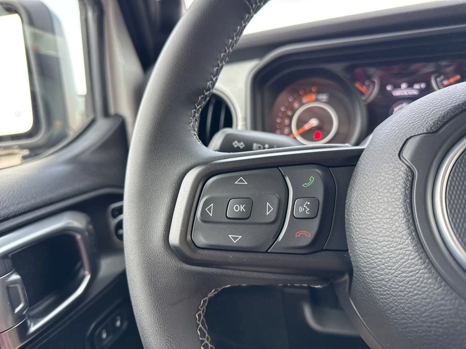 2025 Jeep JL Wrangler - Image 14 of 31