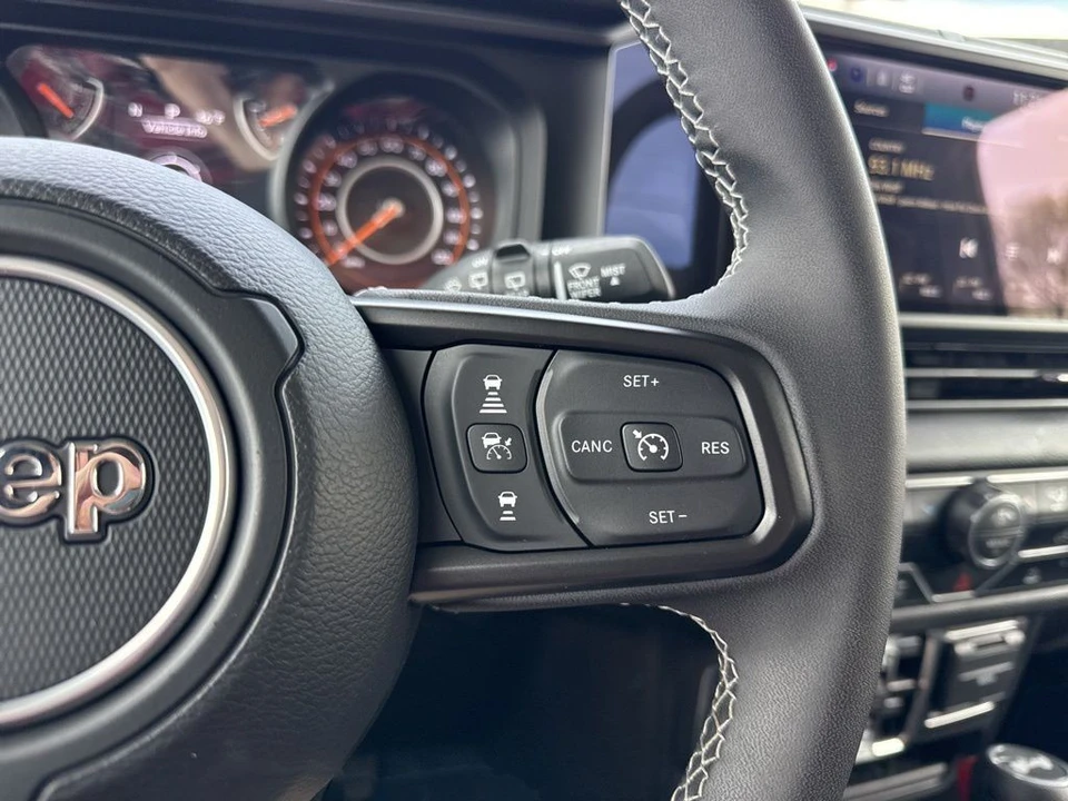 2025 Jeep JL Wrangler - Image 15 of 31
