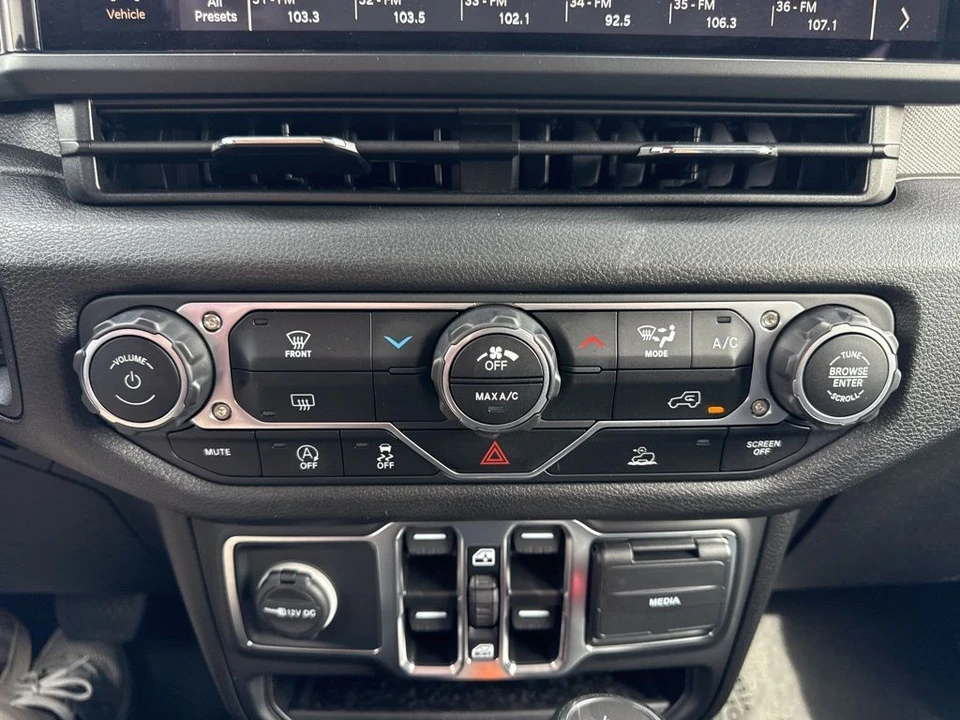 2025 Jeep JL Wrangler - Image 17 of 31