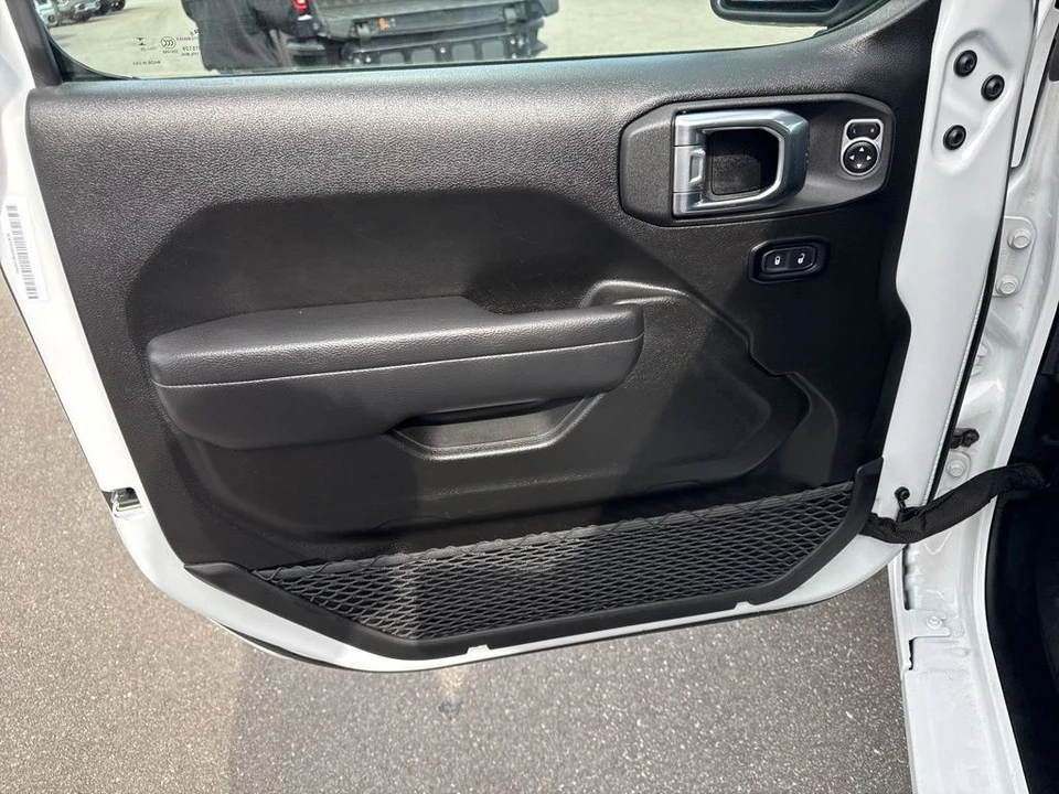 2025 Jeep JL Wrangler - Image 25 of 31