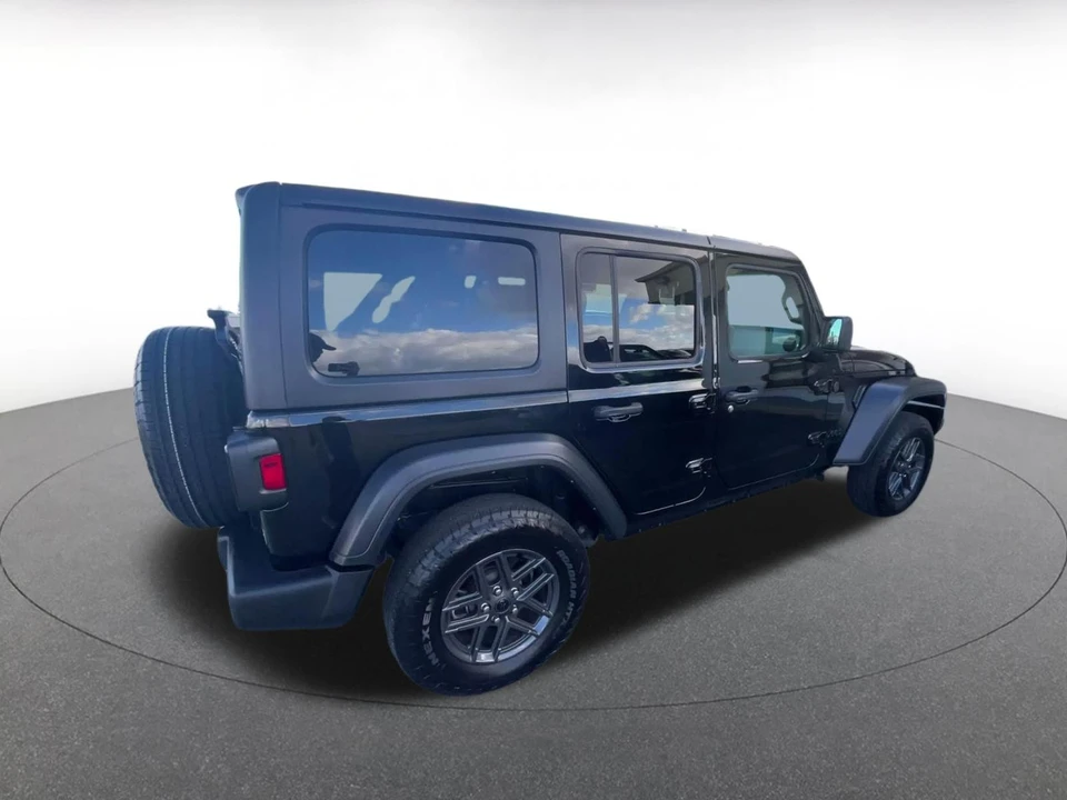 2025 Jeep JL Wrangler - Image 16 of 31