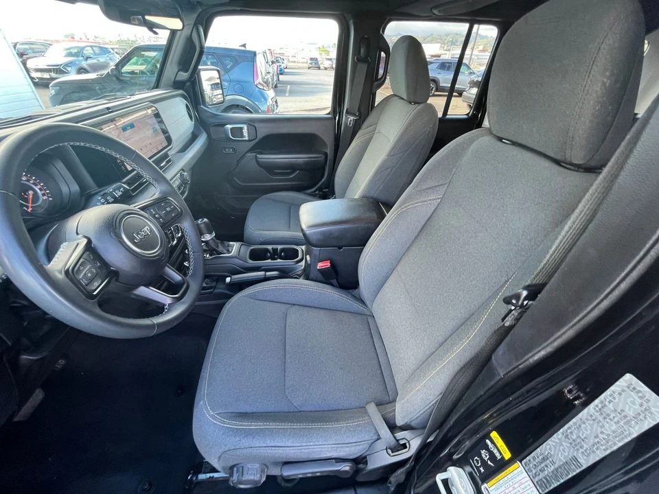 2025 Jeep JL Wrangler - Image 27 of 31
