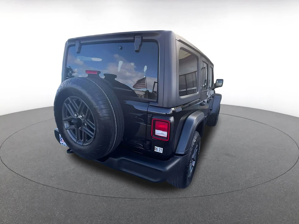 2025 Jeep JL Wrangler - Image 15 of 31