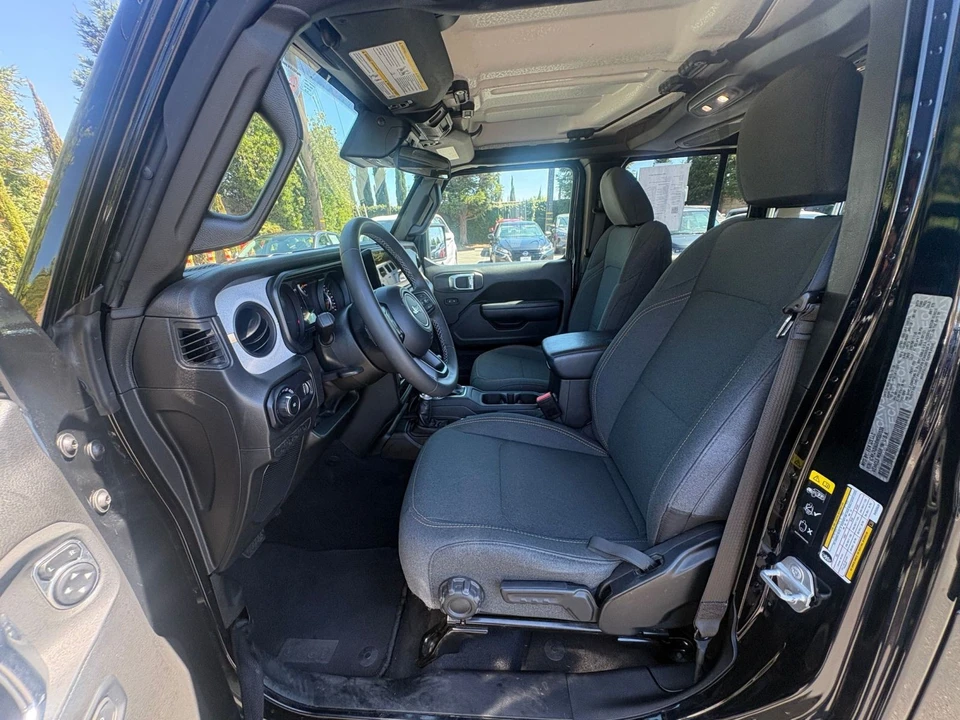 2025 Jeep JL Wrangler - Image 27 of 31
