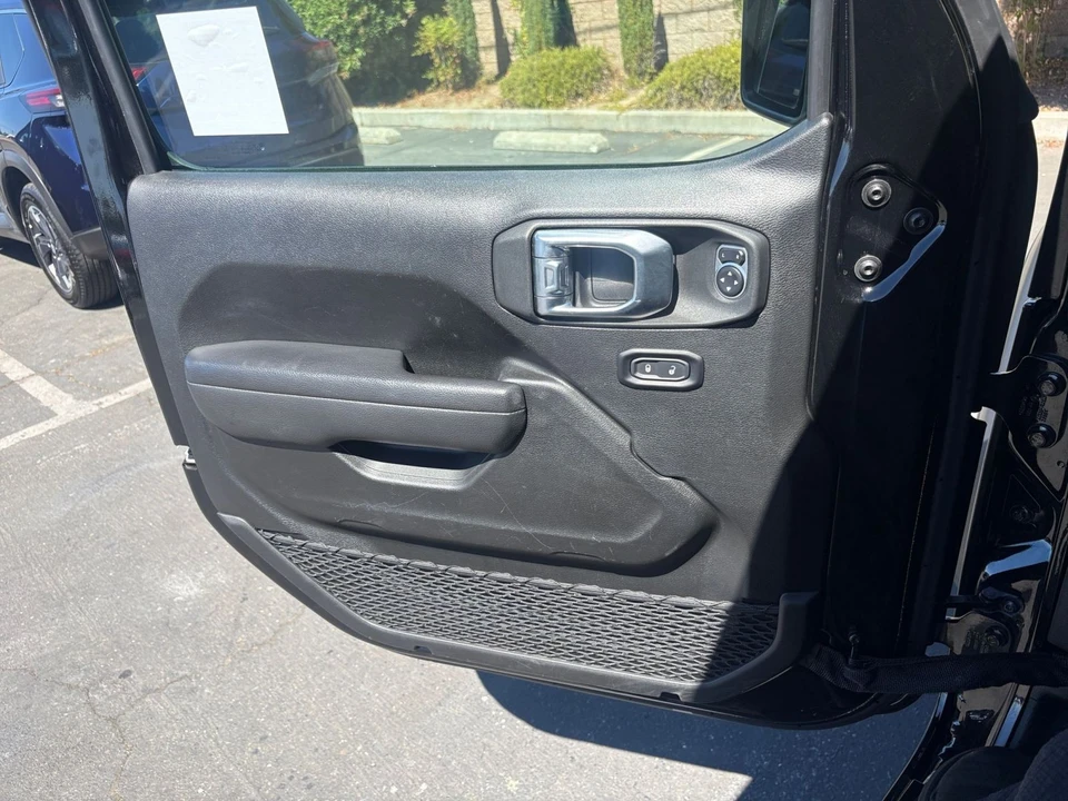 2025 Jeep JL Wrangler - Image 20 of 31