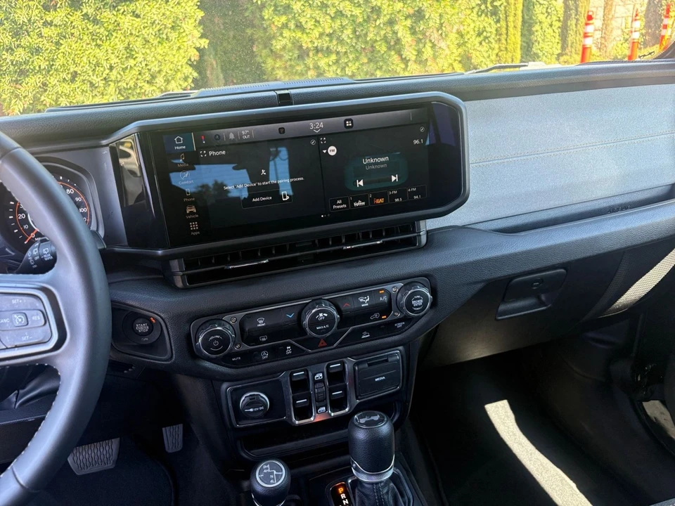 2025 Jeep JL Wrangler - Image 18 of 31