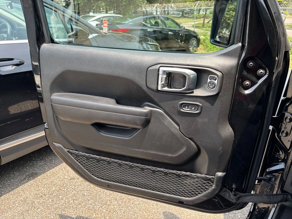 2025 Jeep JL Wrangler - Image 20 of 31