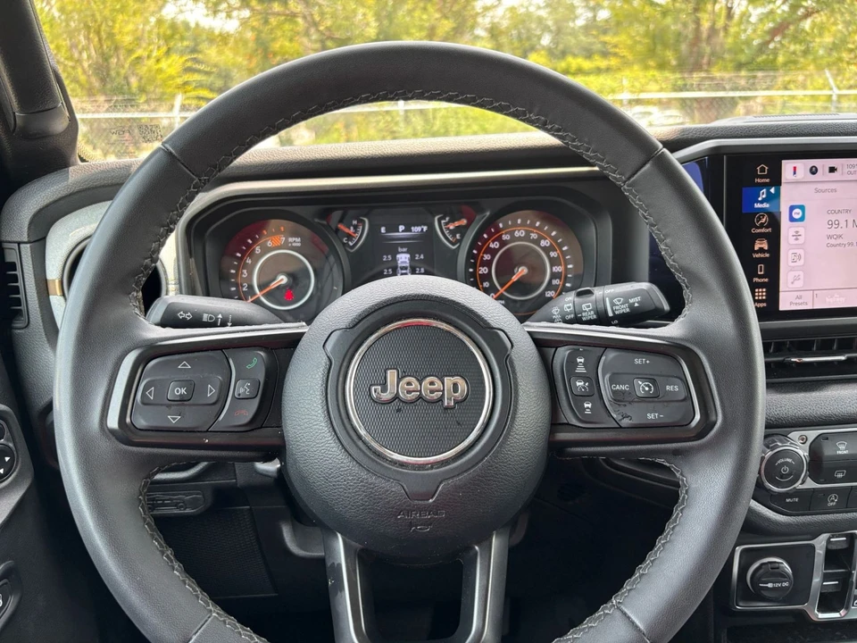 2025 Jeep JL Wrangler - Image 28 of 31