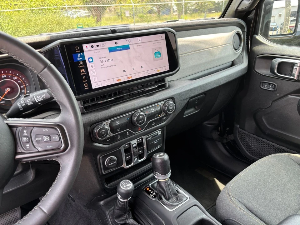 2025 Jeep JL Wrangler - Image 18 of 31
