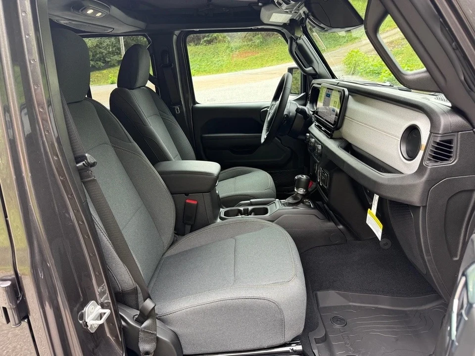 2025 Jeep JL Wrangler - Image 20 of 21