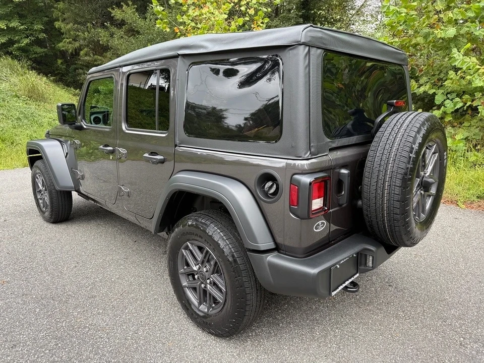 2025 Jeep JL Wrangler - Image 9 of 21
