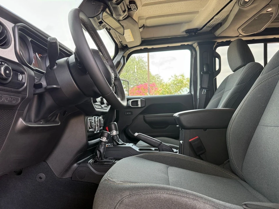 2025 Jeep JL Wrangler - Image 29 of 31
