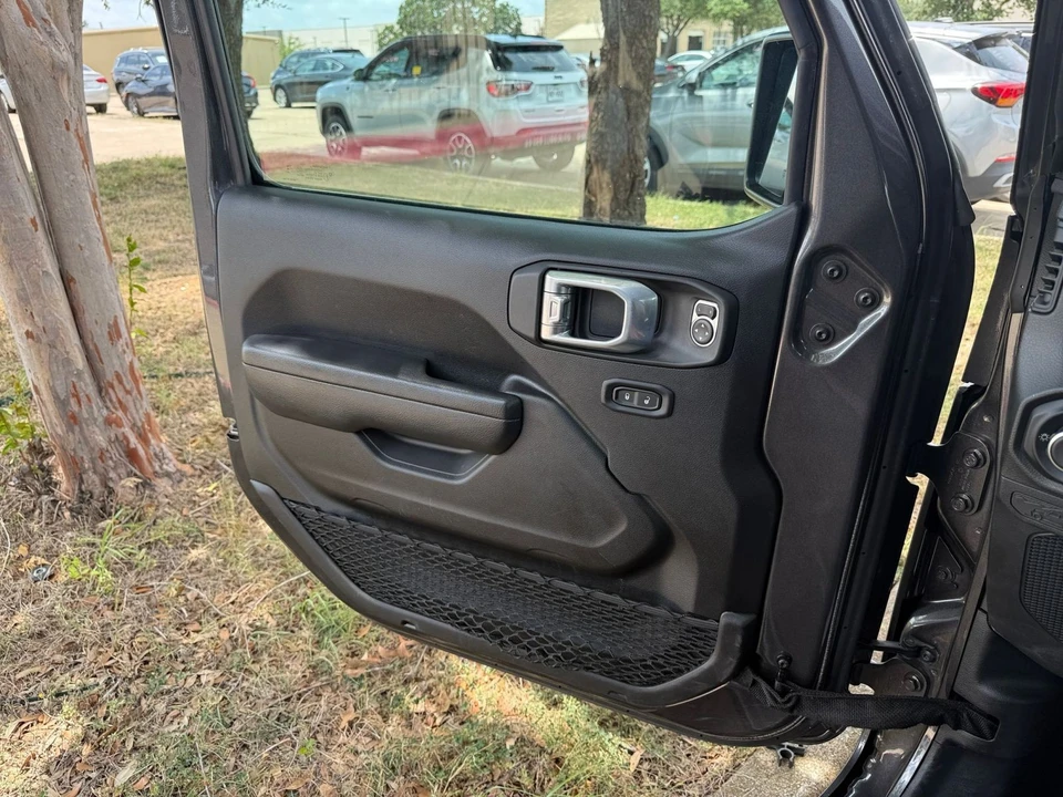 2025 Jeep JL Wrangler - Image 20 of 31