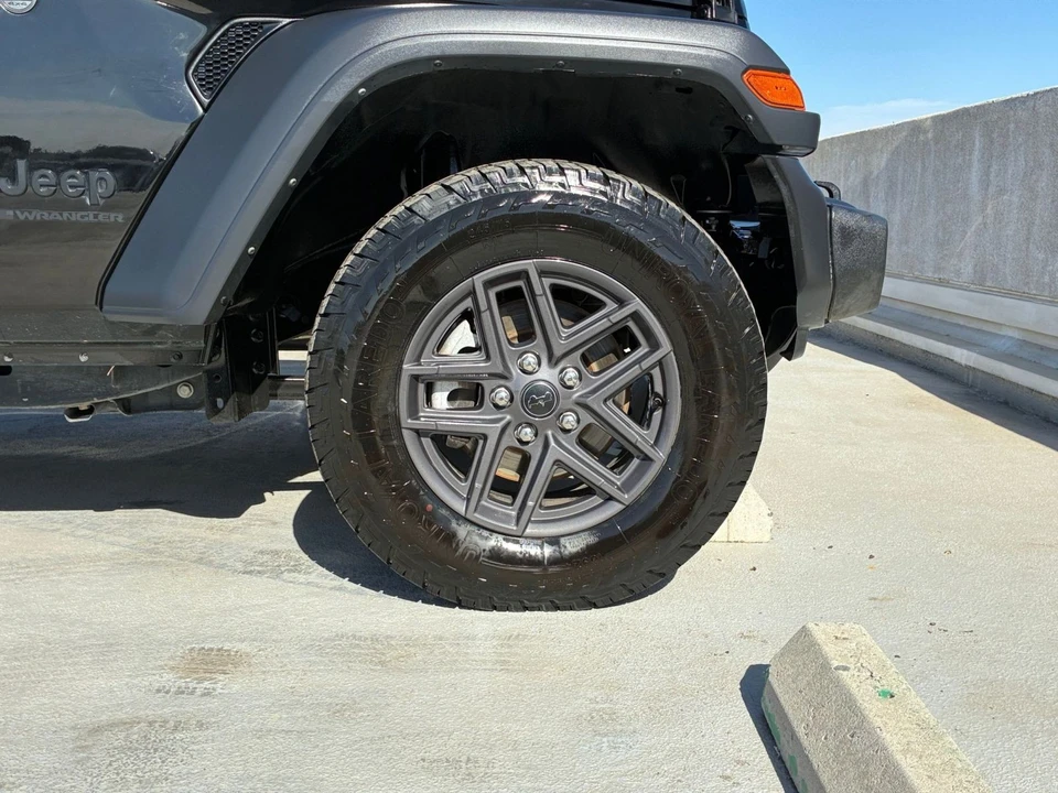 2025 Jeep JL Wrangler - Image 30 of 31