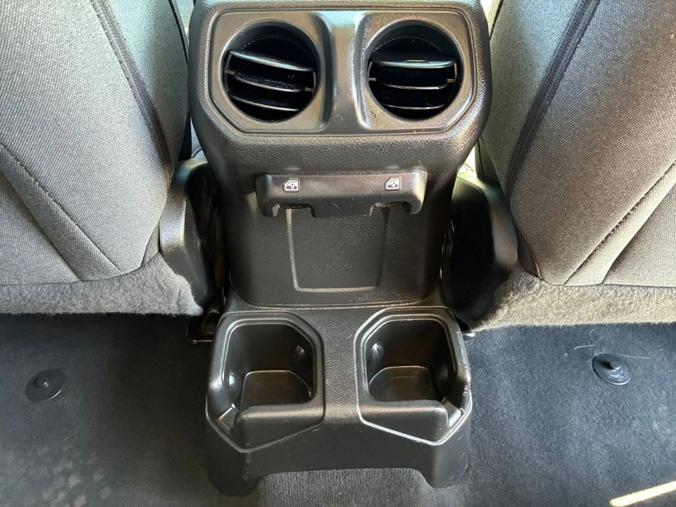 2025 Jeep JL Wrangler - Image 23 of 31