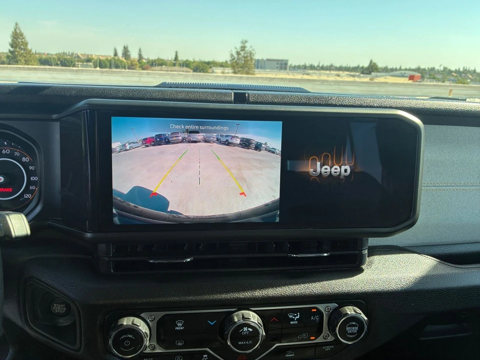2025 Jeep JL Wrangler - Image 24 of 31