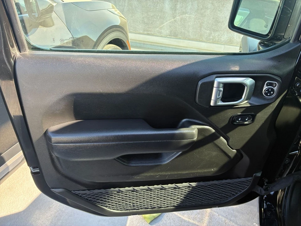 2025 Jeep JL Wrangler - Image 20 of 31