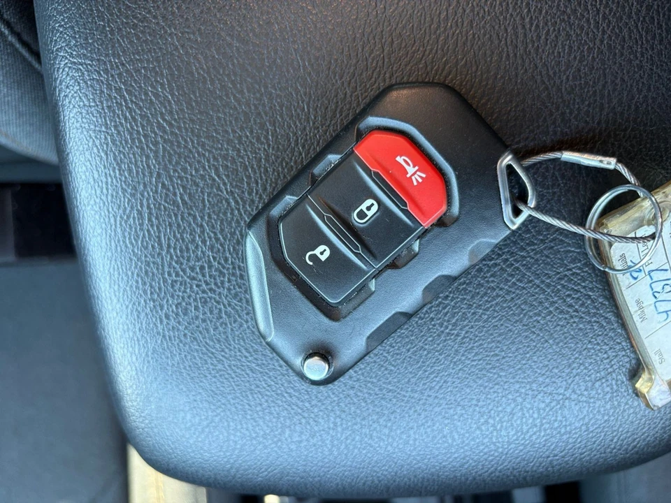 2025 Jeep JL Wrangler - Image 23 of 31