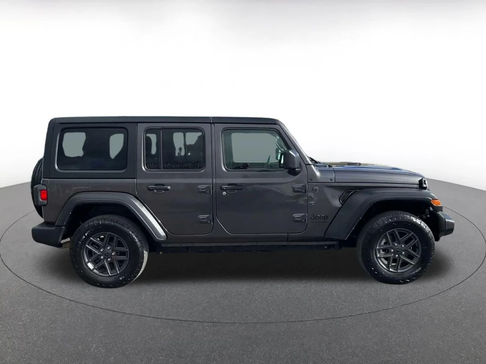 2025 Jeep JL Wrangler - Image 17 of 31