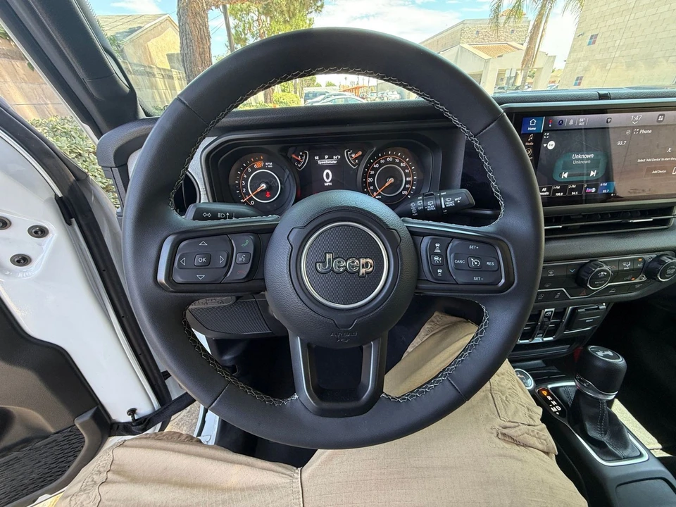 2025 Jeep JL Wrangler - Image 26 of 31