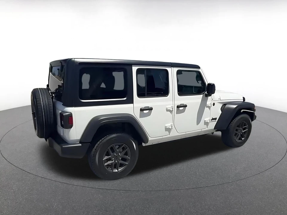 2025 Jeep JL Wrangler - Image 15 of 31