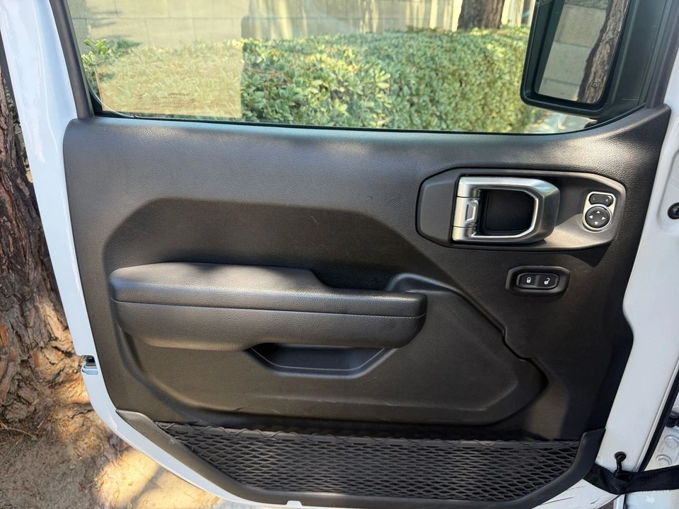 2025 Jeep JL Wrangler - Image 20 of 31