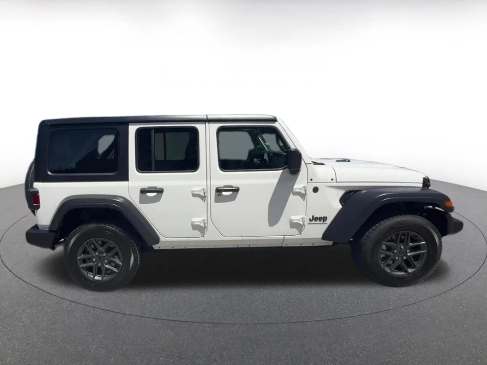 2025 Jeep JL Wrangler - Image 17 of 31
