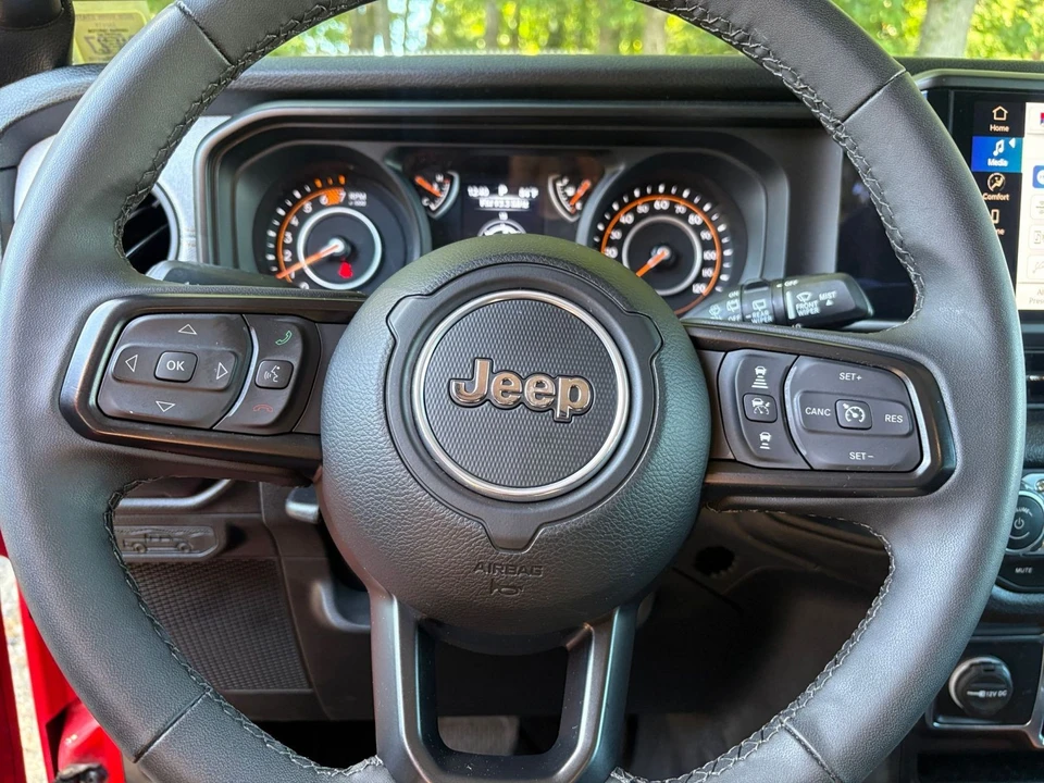 2025 Jeep JL Wrangler - Image 26 of 31