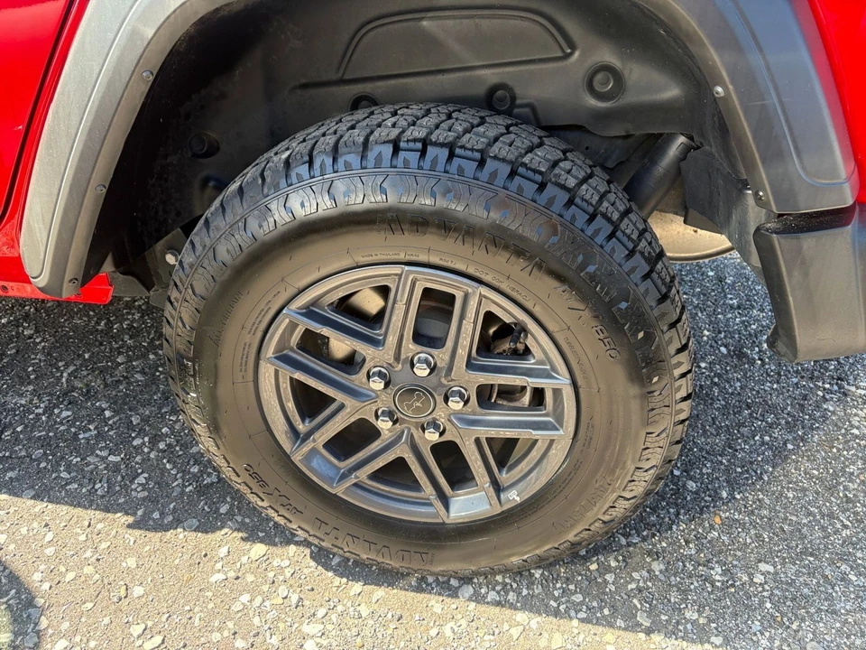 2025 Jeep JL Wrangler - Image 28 of 31