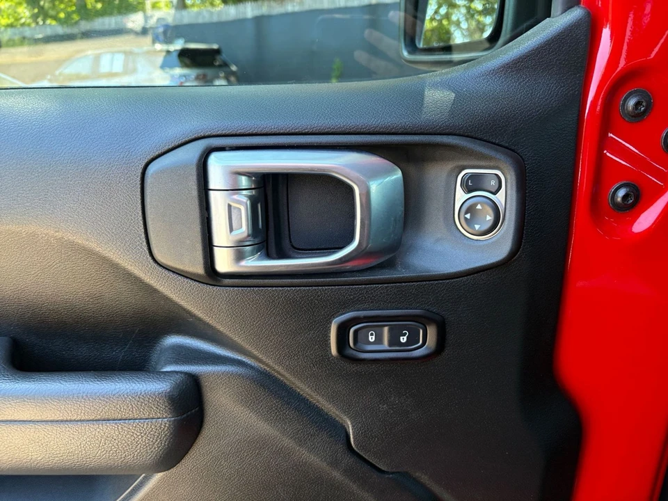 2025 Jeep JL Wrangler - Image 20 of 31