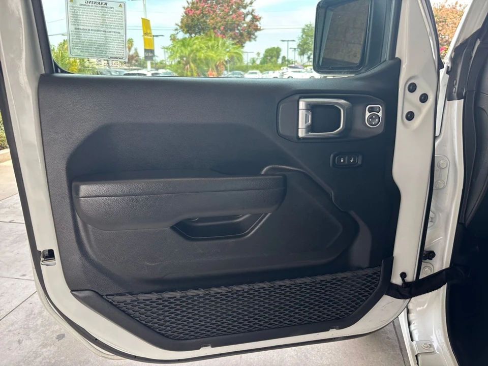 2025 Jeep JL Wrangler - Image 20 of 31