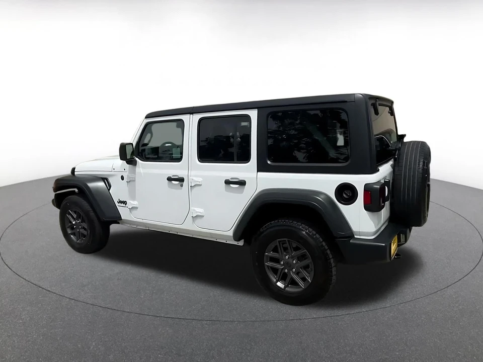 2025 Jeep JL Wrangler - Image 15 of 31